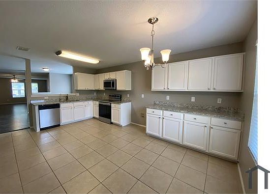 3rd image of 2712 White Pine Dr