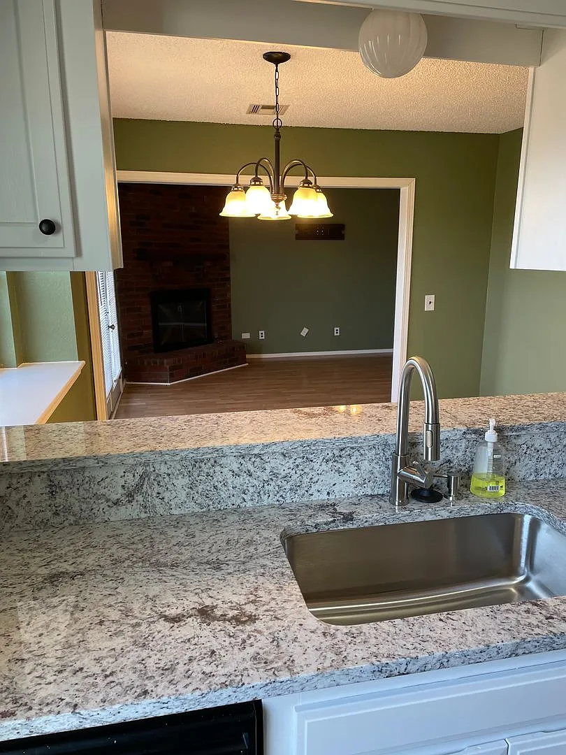 Cute 3 bedroom in Central BA, 2 bath, Backs to Greenbelt! — Photo 4