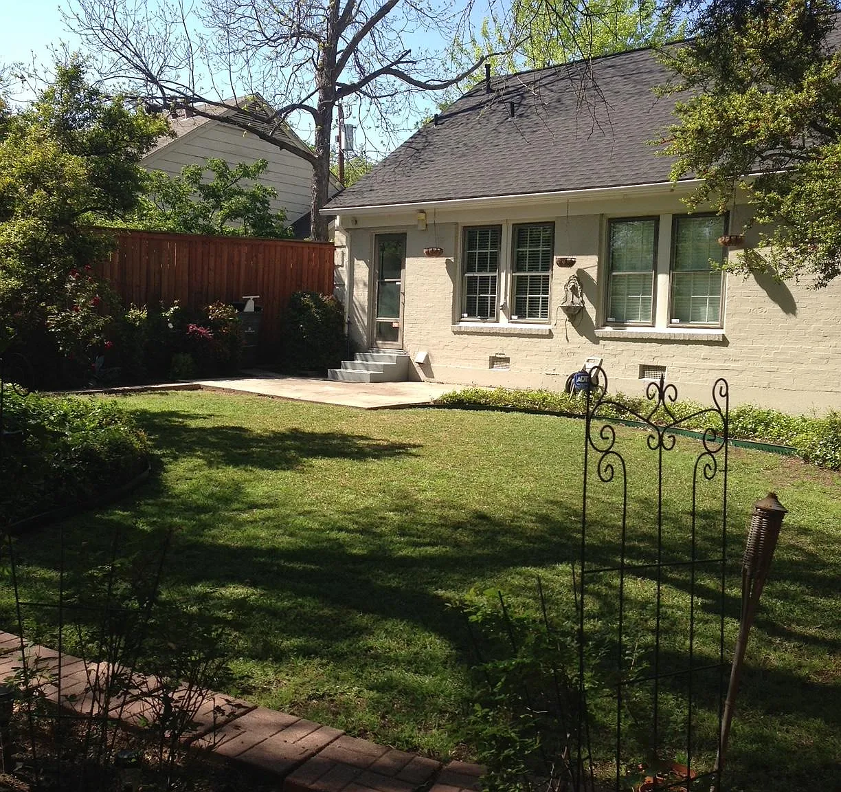 5946 Ross Ave — Photo 2