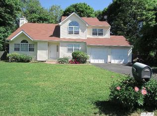 38 Deer Ln, East Setauket, NY 11733