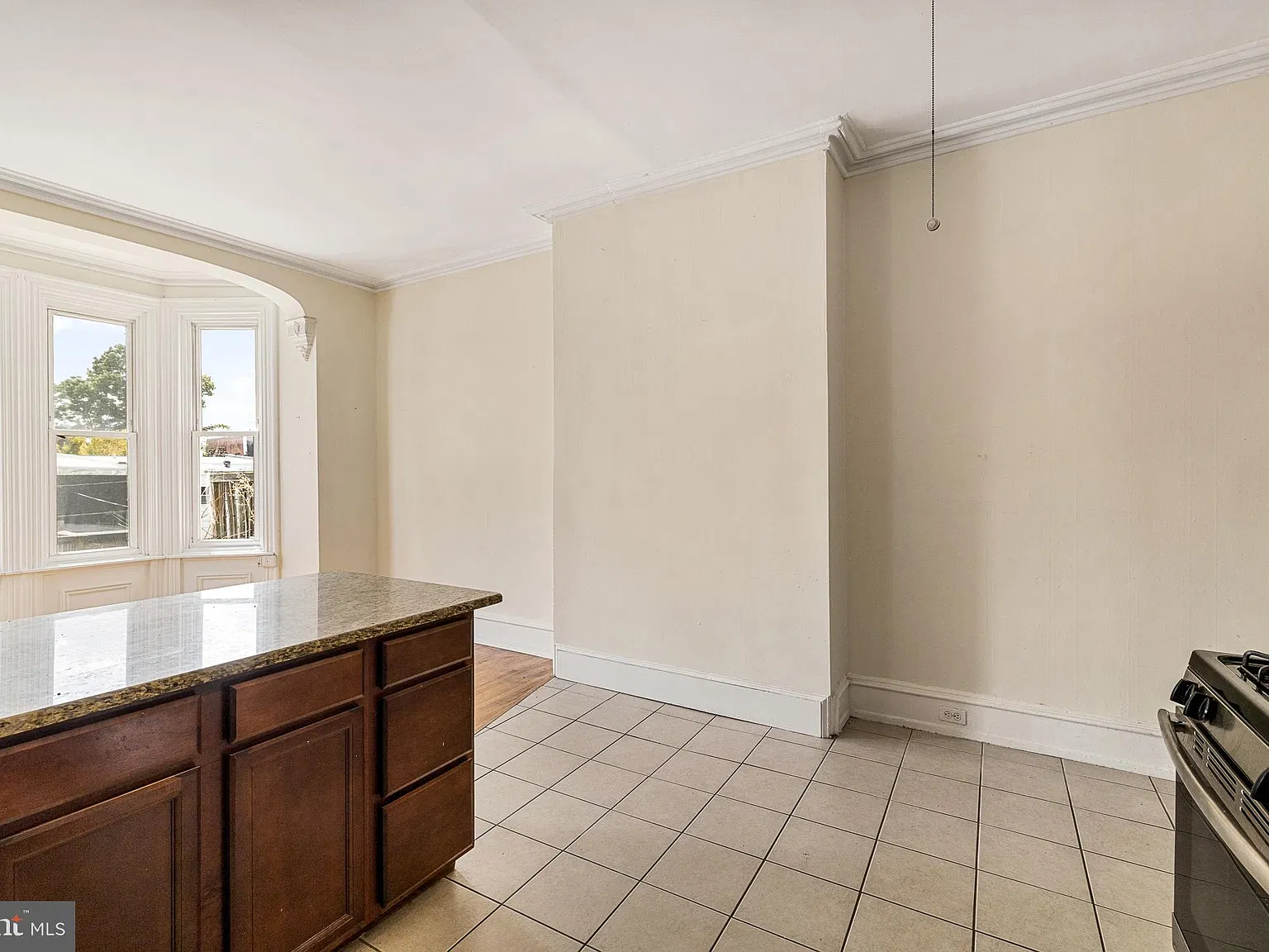 2 bed, 1.0 bath, 865 sqft, $1,499 — Photo 2