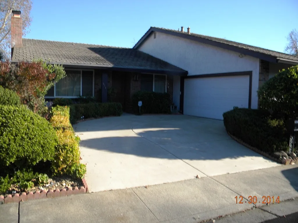 634 Sutton Ct photo 1