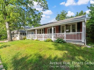 2111 Grandview Dr, Saint Louis, MO 63131