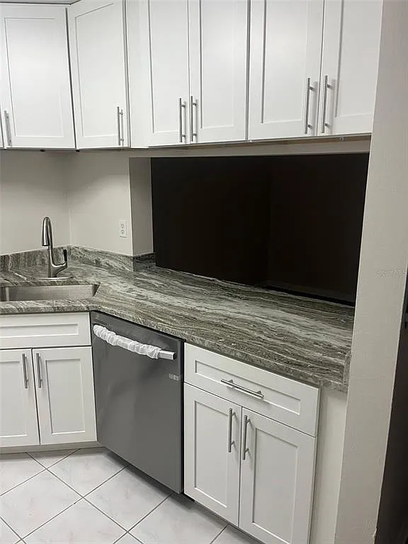 2 bed, 2.0 bath, 979 sqft, $1,675 — Photo 2