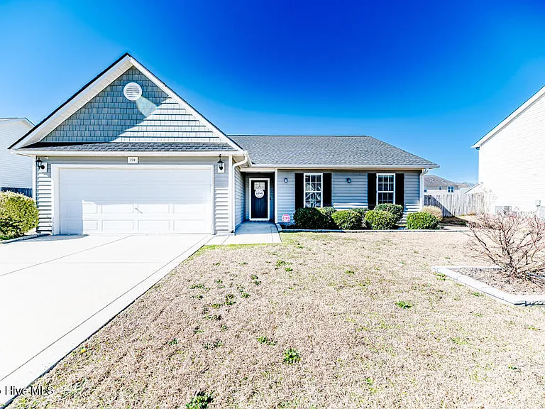 224 Roanoke Dr — Photo 2