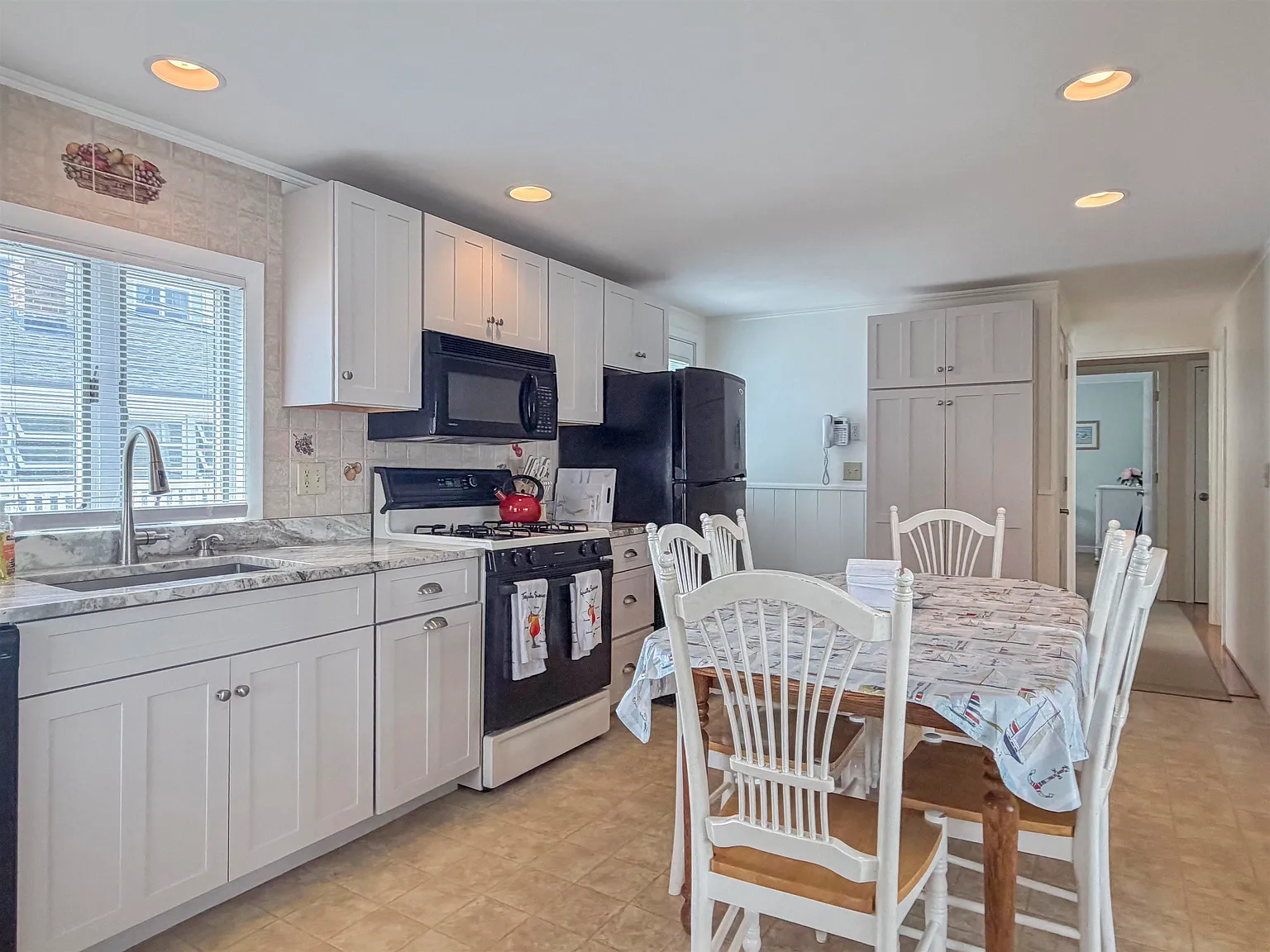 3 bed, 1.5 bath, 1116 sqft, $2,800 — Photo 3
