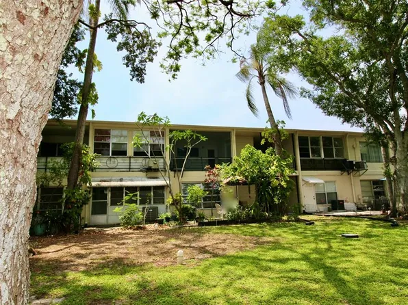 4051 58th St N APT 247, Kenneth City, FL 33709