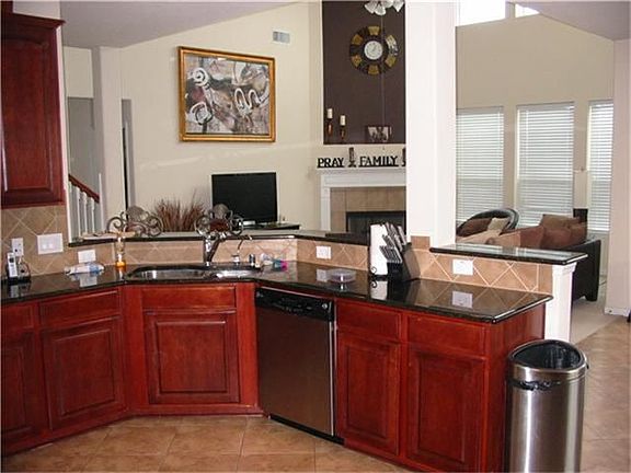 GORGEOUS KITCHEN WITH GRANITE COUNTER TOPS AND SERVICE