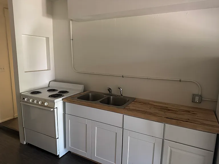Third Avenue Apartments — Photo 27