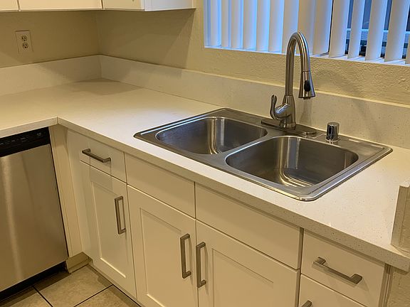 4th image of 338 W Wilson Ave APT 9