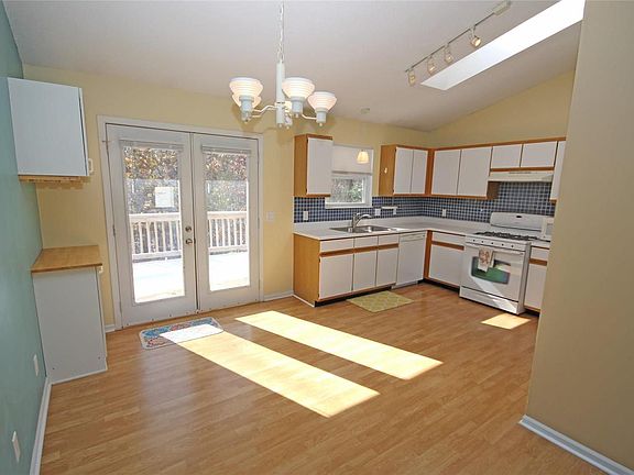 5th image of 240 Bracadale Ave