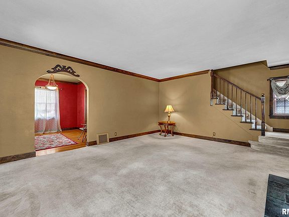 5th image of 706 E Maywood Ave