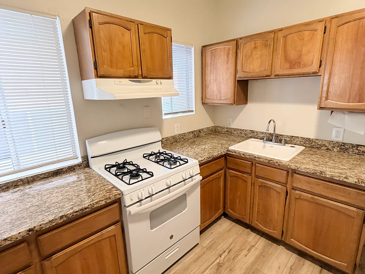 2 bed, 1100 sqft, $7,600 — Photo 2