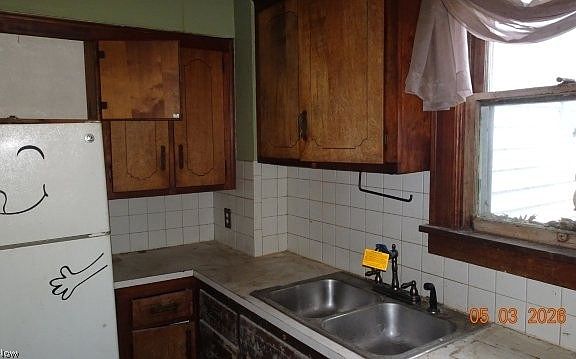 4th image of 2353 Livingston Ave