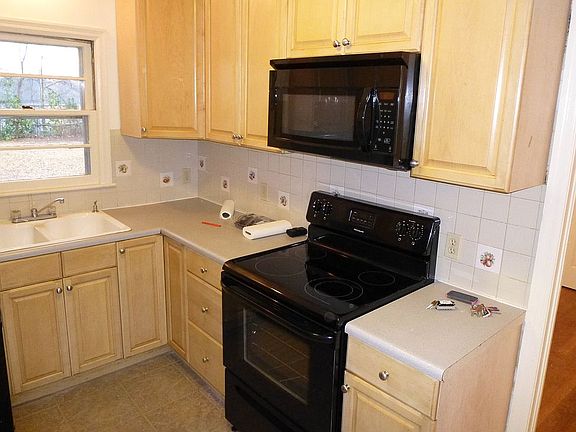 3rd image of 1921 Austell Cir