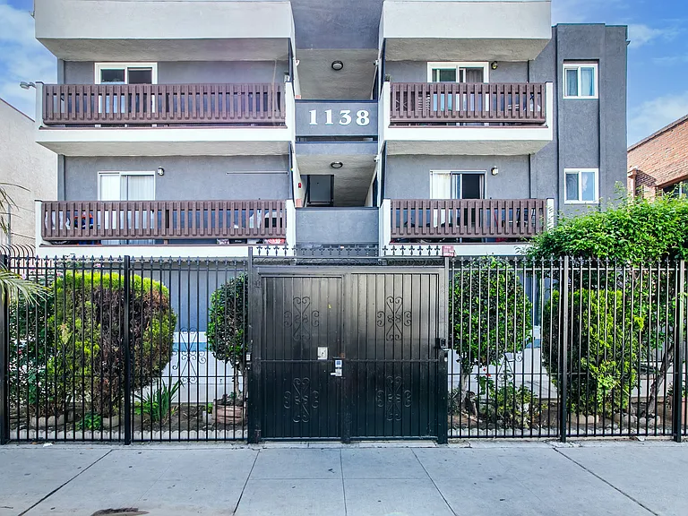 1138 S Grand View St — Photo 16