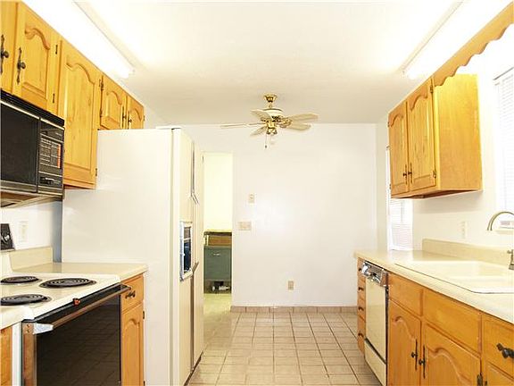 3rd image of 1372 SW 28th St