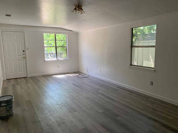 3rd image of 809 Evergreen Dr