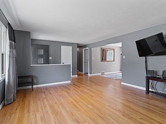 4th image of 17 Harts Hill Pkwy