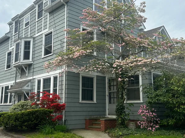 555 Lloyd Ave, Providence, RI 02906