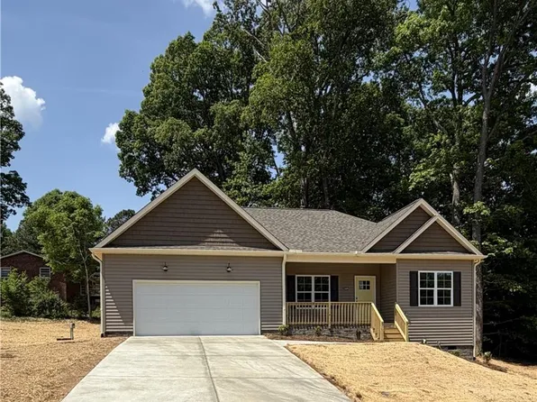 3208 Imperial Dr, Walkertown, NC 27051