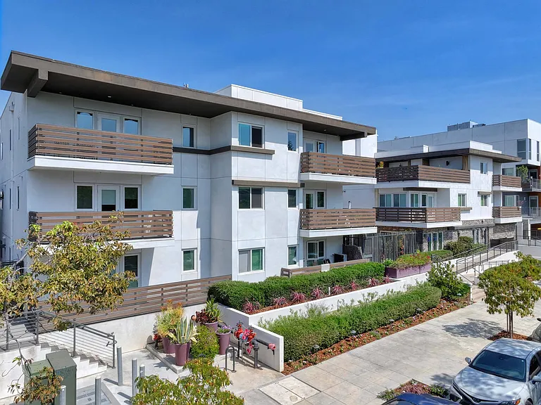 The Metropolitan at Larchmont Village — Photo 29