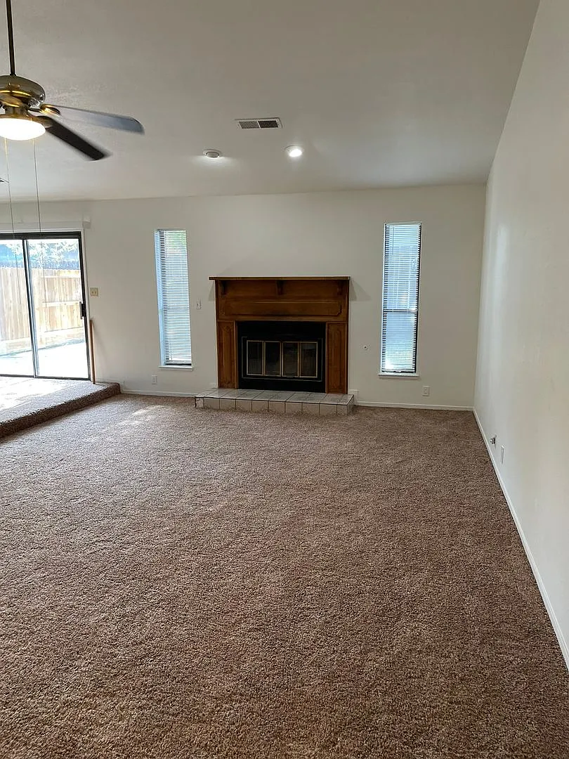 Charming 4-Bedroom, 2-Bathroom Home Your Perfect Summer Move-In! — Photo 4