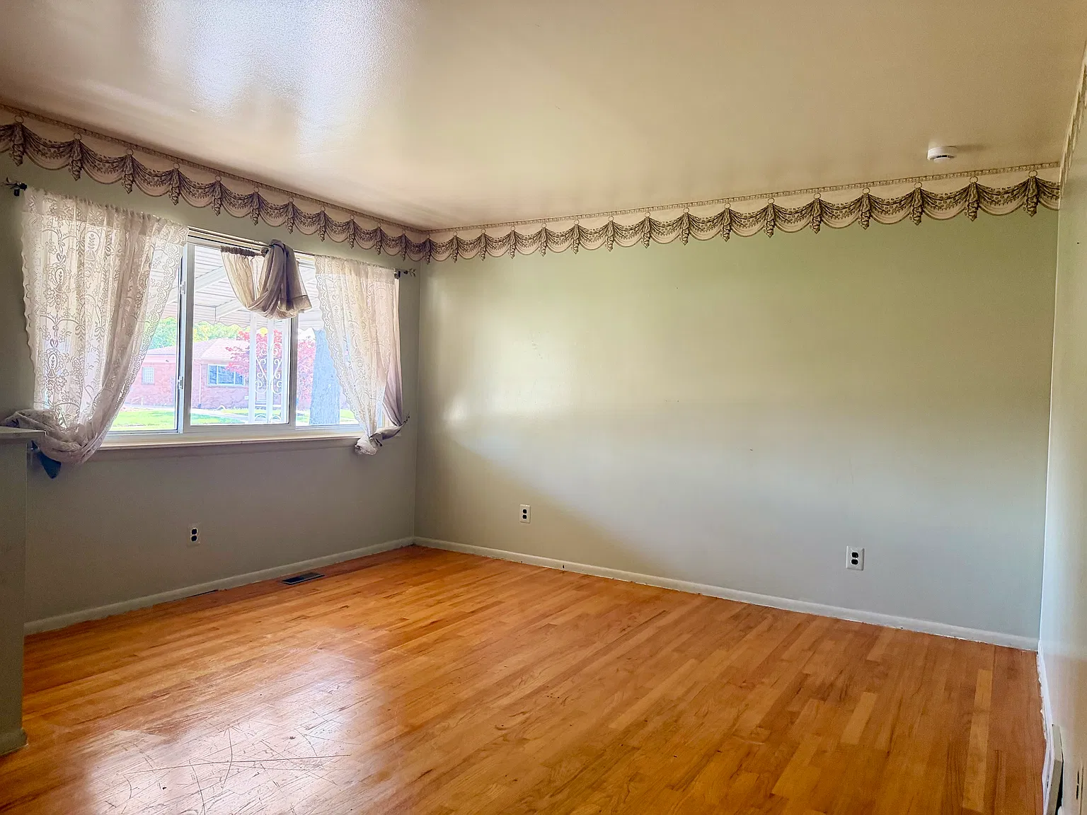 3 bed, 1800 sqft, $1,900 — Photo 2