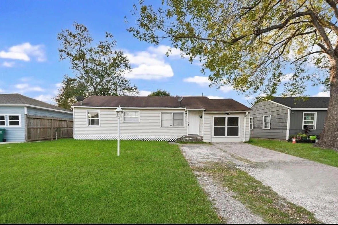 4 bed, 1.0 bath, 1080 sqft, $1,430 — Photo 1