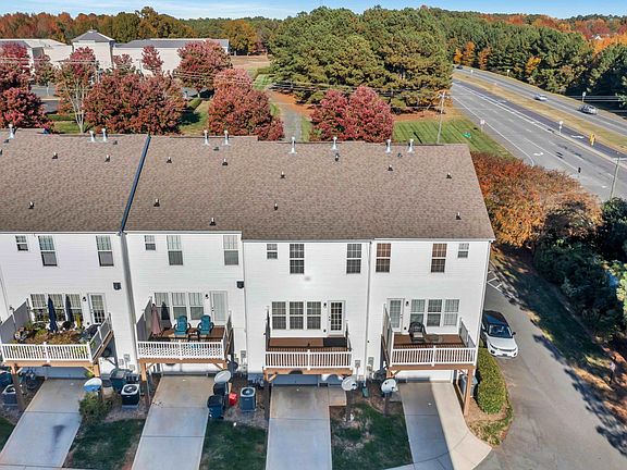 3rd image of 15744 Kensington Palace Ln