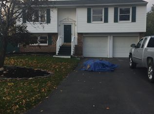 6923 Northview Dr, Lockport, NY 14094