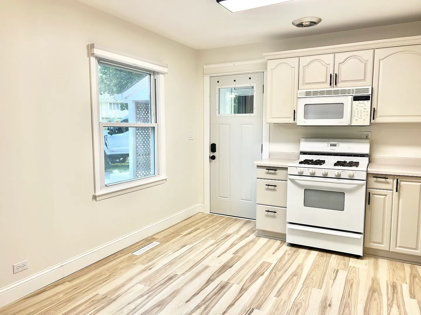 2 bed, 957 sqft, $2,200 — Photo 4