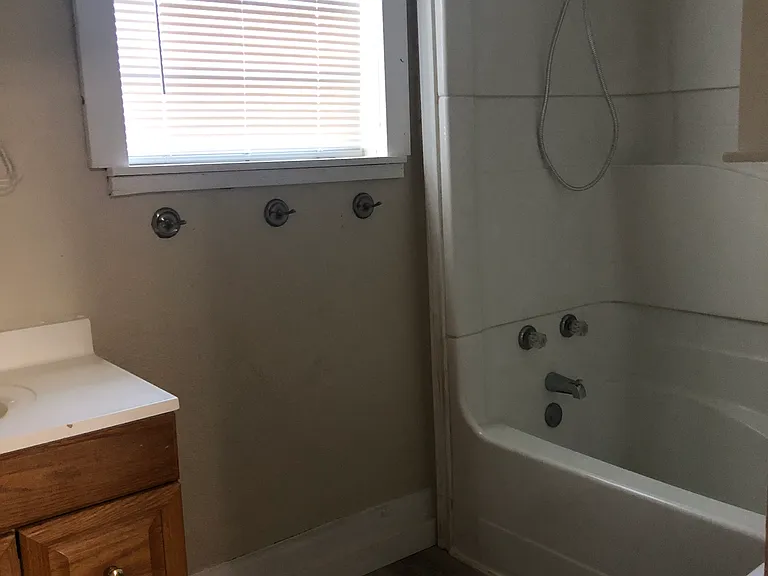 1052 W Jones St — Photo 8