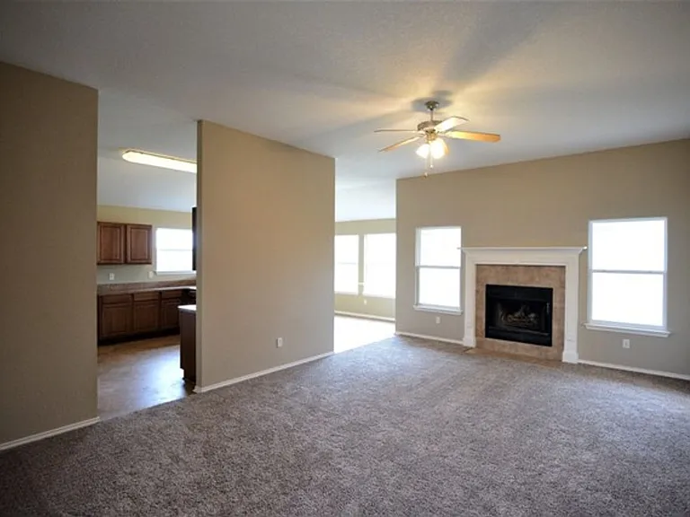 2810 Bastion Loop — Photo 2