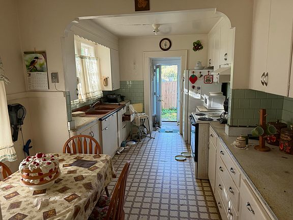 4th image of 2016 Hampton Avenue