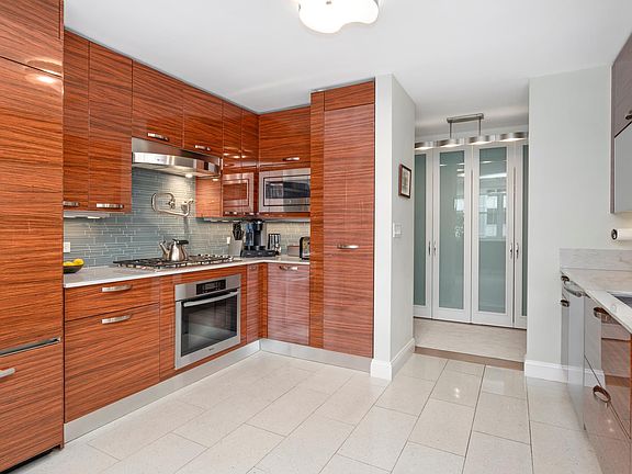 3rd image of 112 W 56th St #15THFLOOR