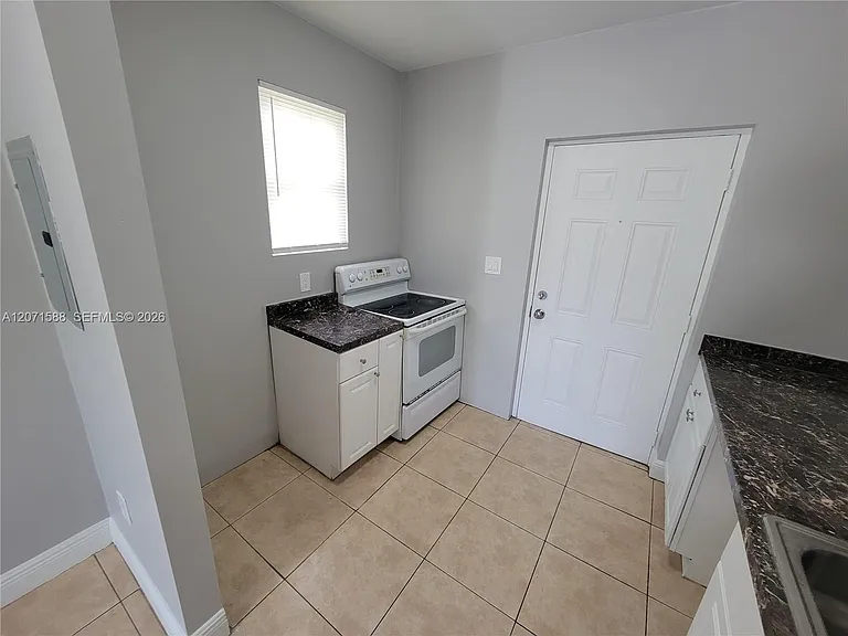 1740 NW 1st Pl #3 — Photo 2