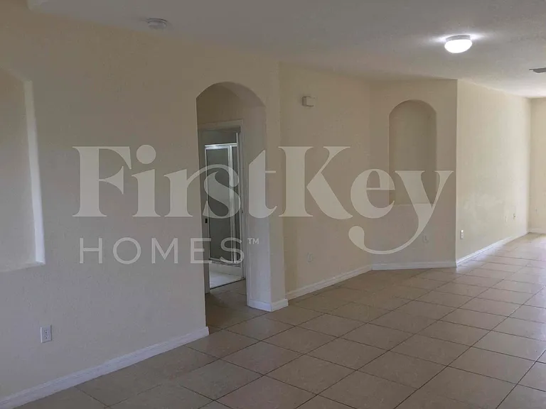 1009 NE 16th Ave — Photo 3