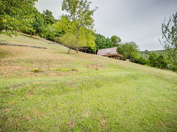 4th image of 228 Davis Memorial Dr