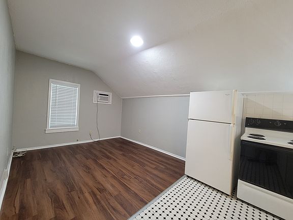 3rd image of 1040 19th Ave N #3