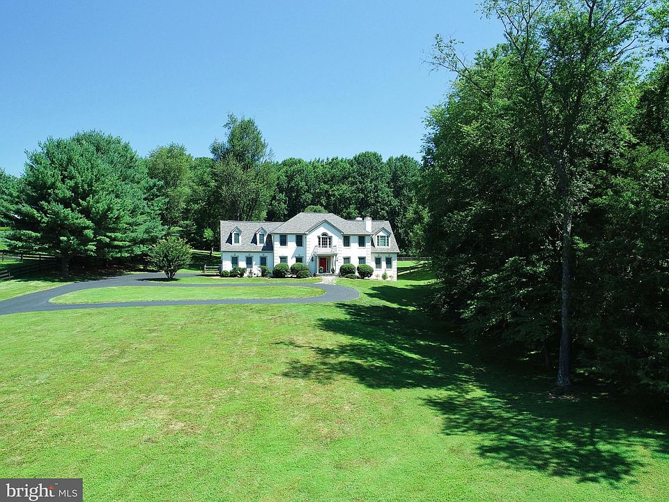 1st image of 210 Donmore Dr