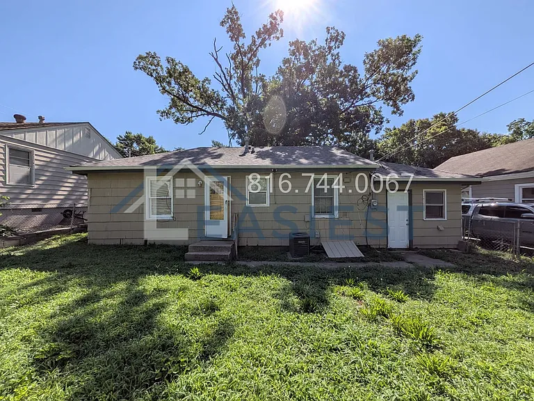 2402 S Claremont Ave — Photo 19