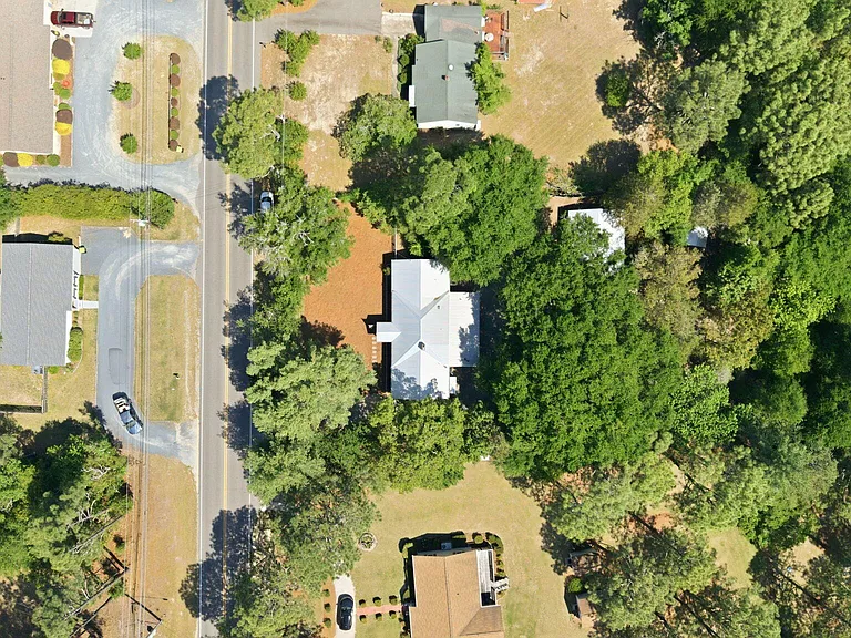 1425 Central Dr — Photo 4