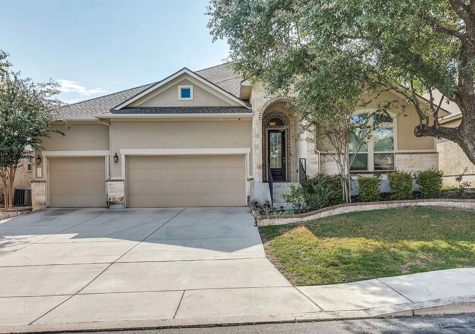 Spacious 4 Bedroom-Single Story in Alamo Ranch! — Photo 1