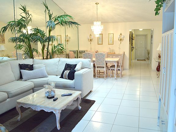 3rd image of 10052 Shadywood Pl