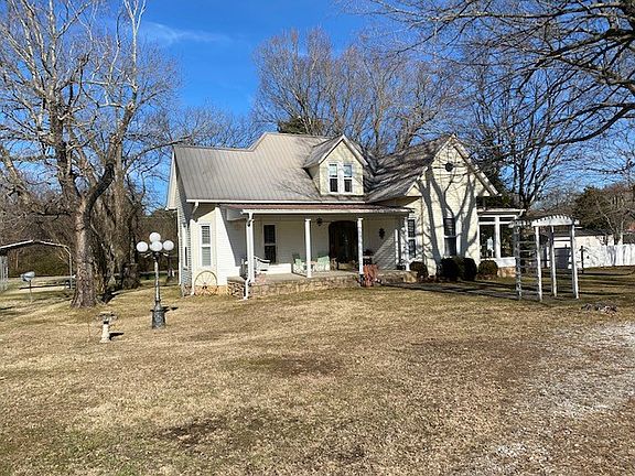 3rd image of 328 Railroad St N