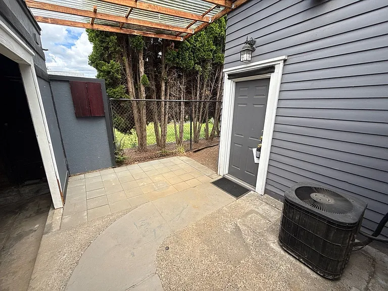 745 E St NE #B — Photo 20