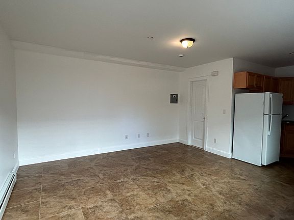 4th image of 218 Edgegrove Ave #1