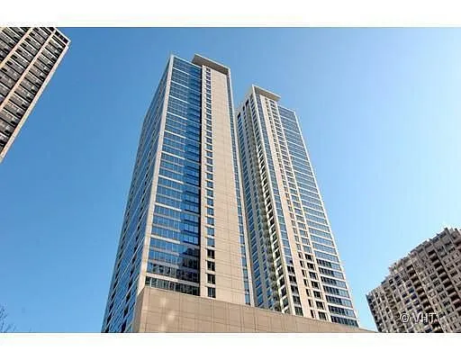 600 N Lake Shore Dr APT 2102 photo 1