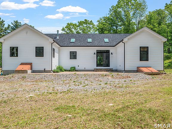 5th image of 461 Chestnut Hill Road